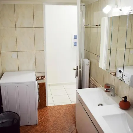 Nama -central Vacation With Free Parking Only 900m Far From Venetian Port And Beach! Apartment *